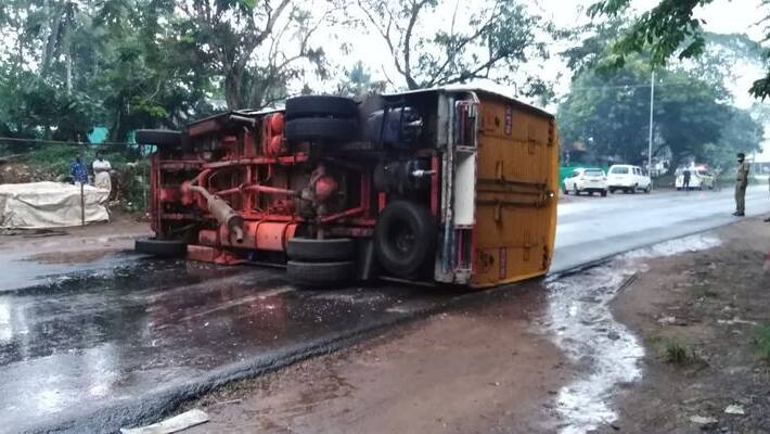 container lorry carrying fish overturned at Kayamkulam container lorry carrying fish overturned at Kayamkulam