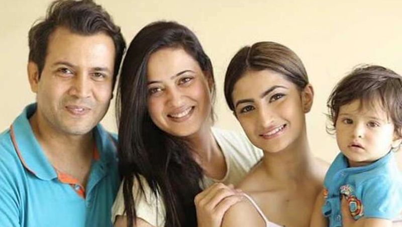 बता दें कि अपनी दोनों शादियों के टूटने को लेकर हाल में ही श्वेता ने एक इंटरव्यू दिया, जिसमें उन्होंने शादी के बाद बिखरे रिश्तों को लेकर अपना दर्द बयां किया। श्वेता के मुताबिक, मेरी बेटी पलक ने मुझे पिटते हुए देखा है और उस वक्त वो सिर्फ 6 साल की थी। इन सबके बाद मैंने अपनी जिंदगी में बड़ा कदम उठाने का फैसला किया।
