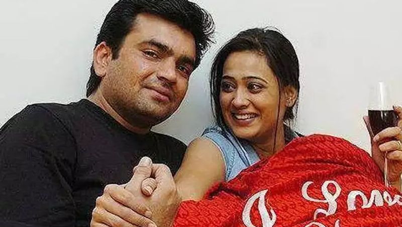 श्वेता की पहली शादी 19 साल की उम्र में साउथ फिल्म इंडस्ट्री के एक्टर और फिल्म प्रोड्यूसर राजा चौधरी से हुई थी। 1999 में दोनों ने लव मैरिज की थी। इस शादी का श्वेता की फैमिली ने काफी विरोध भी किया था लेकिन कपल ने फैमिली की परवाह न करते हुए ये शादी रचाई थी।