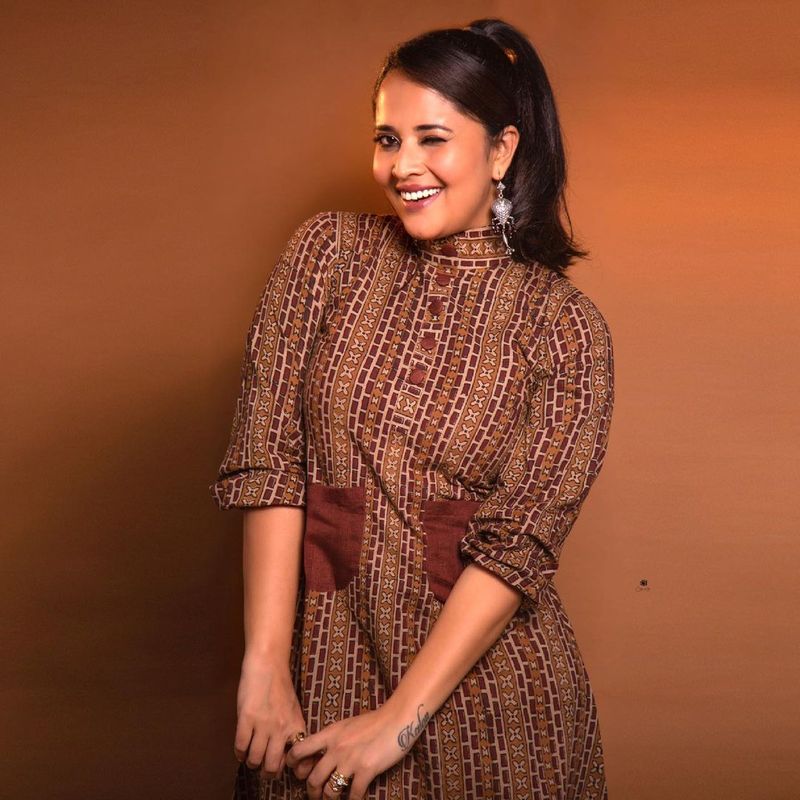 చిరంజీవితో ఎక్కువ స్క్ర్రీన్ చేసుకునే పాత్ర చేయాలని ఉందని పేర్కొంది. పవన్, చిరుతో చేయాలని ఉందని తన మనసులో మాట చెప్పేసింది అనసూయ. అంతేకాదు వైష్ణవ్ తేజ్పై క్రష్ ఏర్పడిందట. `ఉప్పెన` సినిమా చూశాక వైష్ణవ్పై క్రష్ ఏర్పడిందని, ఆయనతో కలిసి సినిమా చేయాలని ఉందని తెలిపింది.