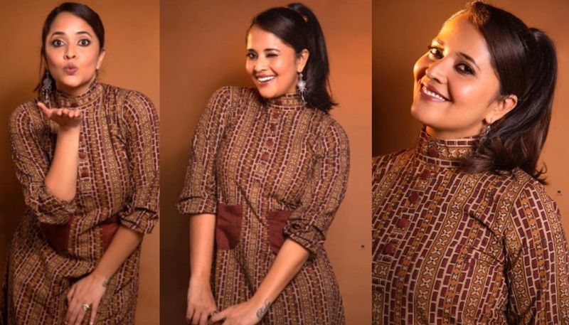 ఇటీవల ఆమె మెయిన్ లీడ్గా నటించిన `థ్యాంక్యూ బ్రదర్` సినిమా `ఆహా` ఓటీటీలో విడుదలై పాజిటివ్ రెస్పాన్స్ ని దక్కించుకుంటున్న విషయం తెలిసిందే. ఈ సందర్భంగా అనసూయ సంతోషం వ్యక్తం చేసింది. అలాగే కరోనా వేళ జాగ్రత్తగా ఉండాలని పేర్కొంది.