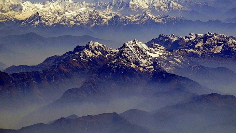 क्यों नहीं दिखती है ये घाटी
ऐसा कहा जाता है कि यह जगह फोर्थ डायमेंशन में है। हम दुनिया में लंबाई, चौड़ाई और ऊंचाई इन्हीं तीन डायमेंशन के बीच रहते हैं। साइंटिस्ट स्टीफन हॉकिंग ने 11 डायमेंशन बताए हैं। शांगरी-ला घाटी इसमें से चौथे डायमेंशन में है। जिस कारण से ये हमें दिखाई नहीं देती है। 