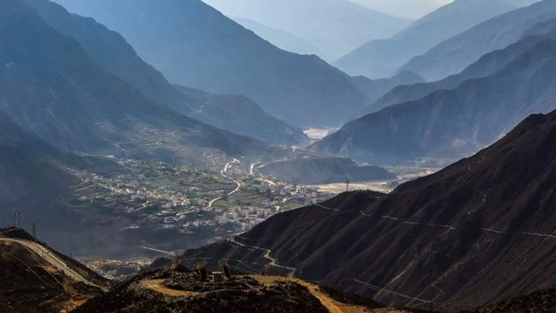 इसे स्वर्ग का द्वार भी कहते हैं
शांगरी-ला घाटी को स्वर्ग का द्वार भी कहा जाता है। कई धार्मिक किताबों में भी इसके बारे में बताया गया है। ऐसा मिथ है कि महाभारत काल में जब जब पांडवों का धरती पर जीवन पूरा हो गया था तो वो इसी रास्ते से स्वर्ग की तरफ गए थे।
