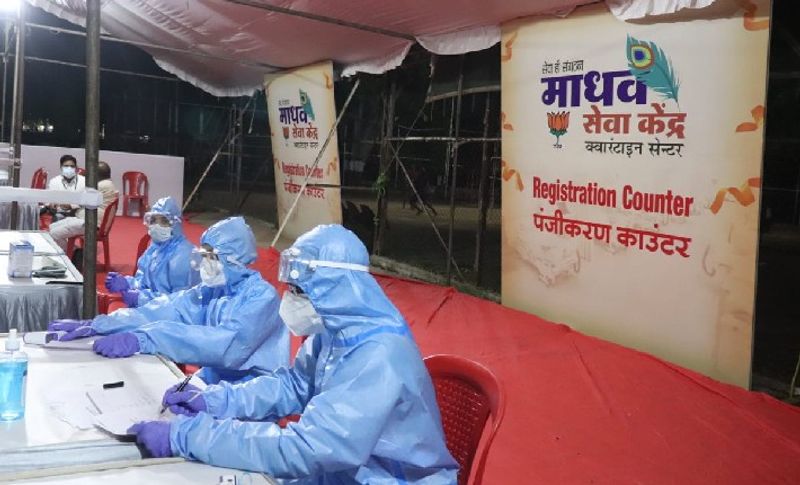 इस सेंटर के हर वार्ड में 24 घंटे डॉक्टर ड्यूटी पर रहेंगे। वह समय-समय पर मरीजों का ऑक्सीजन लेवल चेक करेंगी। अगरी किसी की गंभीर हालत होती है तो उसे फौरन बड़े अस्पताल में शिफ्ट किया जाएगा। इसके अलावा यहां मरीजों को दवा, नाश्ता और दो टाइम का भोजन उपलब्ध कराया जाएगा।