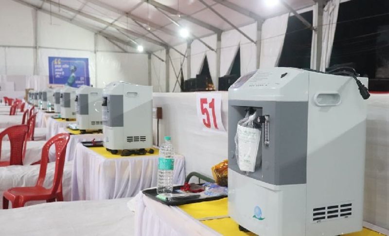 मोतीलाल नेहरू स्टेडियम में बनकर तैयार इस क्वारंटीन सेंटर के हर वार्ड में 30 से लेकर 50 बेड बनाए गए हैं। यहां हर बेड के पास मोबाइल चार्ज करने की व्यवस्था और पॉइंट बनाया गया है। साथ ही पास में मरीजों के लिए गर्म पानी का कंटेनर भी रखा गया है। इतना ही नहीं बेड के पास ऑक्सीजन कंसंट्रेटर मशीन भी रखी गई है।
