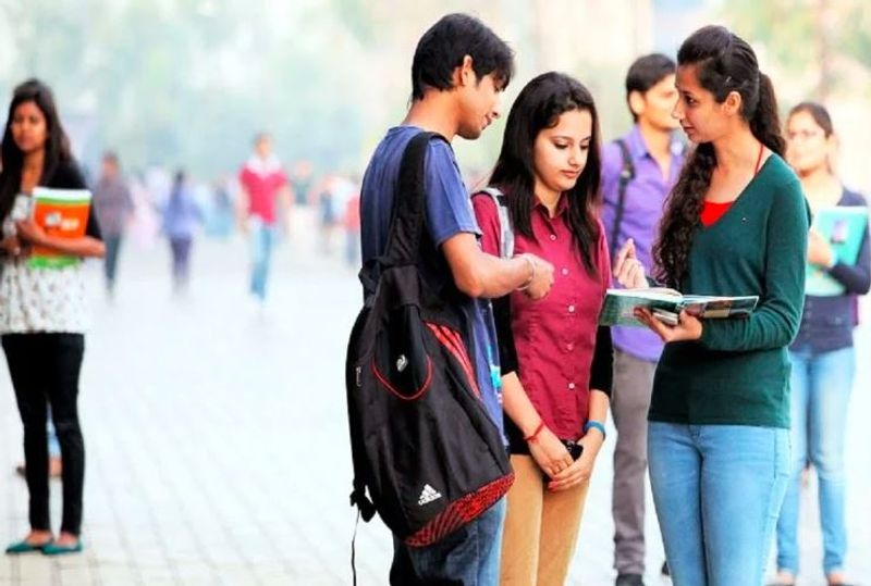 ఇంజనీరింగ్ డిప్లొమామీరు 10వ తరగతి తర్వాత ఇంజనీర్ కావాలని కలలు కంటున్నట్లయితే, మ్యాథ్స్ నుండి దూరంగా ఉంటే నాలుగేళ్ల బిటెక్ బదులు ఇంజనీరింగ్లో డిప్లొమా చేయడం ద్వారా మీరు మంచి ఉద్యోగం పొందవచ్చు. చాలా ఇన్స్టిట్యూట్లు, పాలిటెక్నిక్ కళాశాలలు ఇంజనీరింగ్ డిప్లొమా కోర్సులను అందిస్తున్నాయి. వీటిని పూర్తి చేసిన తరువాత, మీకు మిడిల్ లెవల్ ఇంజనీరింగ్ ఉద్యోగాలు సులభంగా లభిస్తాయి. ఇంకా రైల్వేలో డైరెక్ట్ నియామకాలు అందించే చాలా విభాగాలు ఉన్నాయి.