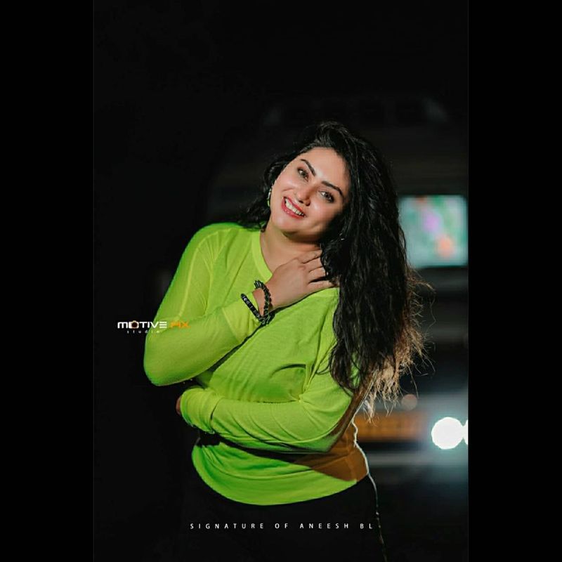 రవితేజకు జోడీగా `ఒక రాజు ఒక రాణి` సినిమాలతో మంచి గుర్తింపు తెచ్చుకుంది నమిత.