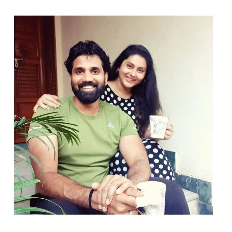 అయితే నేడు బర్త్ డే సందర్భంగా నమిత అందాల ఫోటోలు సోషల్ మీడియాలో చక్కర్లు కొడుతున్నాయి. పెళ్లైన తర్వాత కూడా అందాల ఆరబోత విషయంలో తగ్గేదెలే అని నిరూపిస్తుంది నమిత. ఈ అమ్మడి భారీ అందాల ఫోటోలు ఫ్యాన్స్ కి, నెటిజన్లకి విందుని వడ్డిస్తుండటం విశేషం.