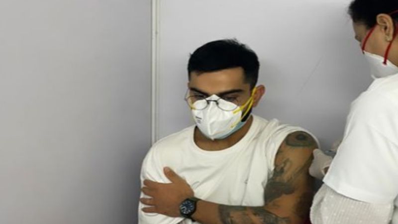 विराट कोहली
भारतीय कप्तान विराट कोहली ने सोमवार को कोरोना वैक्सीन का पहला डोज लिया। विराट ने सोशल मीडिया पर इसकी तस्वीर शेयर की। उन्होंने अपने फैन्स से भी जल्द से जल्द वैक्सीन लगवाने की अपील की। विराट ने फोटो के साथ कैप्शन में लिखा- आप लोग भी जरूर लगवाएं।