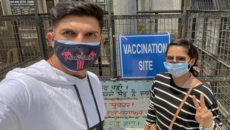 ईशांत ने पत्नी के साथ लगवाई डोज
फास्ट बॉलर इंशात शर्मा ने भी वैक्सीन की पहली डोज ली। उनके साथ उनकी पत्नी प्रतिमा सिंह ने भी वैक्सीन लगवाई। इशांत शर्मा ने ट्वीट करते हुए कहा- मैं सभी फ्रंटलाइन वर्कर्स का आभारी हूं। मैनेजमेंट देखकर खुश हूं। लोगों से अपील है कि वे जल्द से जल्द वैक्सीन लगवा लें। इशांत ने वैक्सीन लगवाने के बाद सोशल मीडिया ने फोटो शेयर की है। 