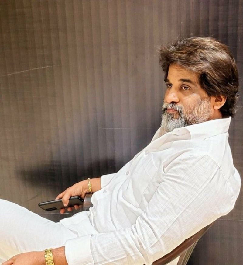 పలు సినిమాలకు సహాయక దర్శకుడిగా వర్క్ చేసిన ఆయన ఆలీ నటించిన `పిట్టల దొర` సినిమాకు కూడా వర్క్ చేశారు. దర్శకుడిగా స్థిరపడాలని చాలా ప్రయత్నాలు చేశారు. కానీ చివరికి అనుకోకుండా మళ్ళీ టెలివిజన్ వైపు వచ్చారు. మొదట్లో జర్నలిజం బ్యాగ్రౌండ్తో పలు క్రైమ్ షోలను కూడా డైరెక్ట్ చేసిన ఆయన ఎన్టీవీలో క్రైమ్ స్టోరీస్ వంటి ఎపిసోడ్స్న డైరెక్ట్ చేశారు. అలా సినీ పరిశ్రమలో అడుగు పెట్టి `జార్జిరెడ్డి`, `నేనే రాజు నేనే మంత్రి`, `హిట్`, `జాతిరత్నాలు` వంటి సినిమాల్లో కూడా నటించారు. అలా జర్నలిస్ట్ లో సెలబ్రిటీ హోదాని పొందారు.