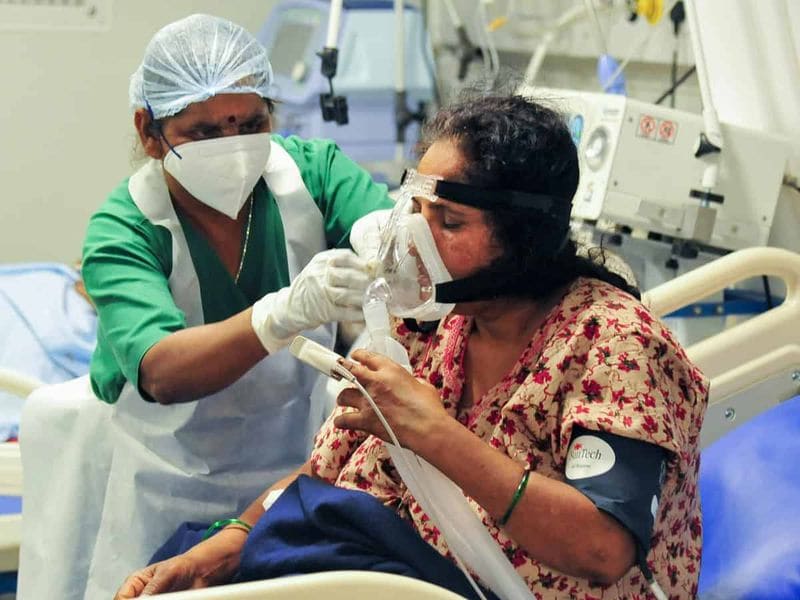 హైదరాబాద్ లోని కాంటినెంటల్ ఆస్పత్రిలో ఐదుగురు కరోనా బాధితుల్లో ఈ ఇన్ ఫెక్షన్ ఉన్నట్లు గుర్తించారు. బ్లాక్ ఫంగస్ ఇన్ ఫెక్షన్ సోకిన వారిలోనూ కరోనా లక్షణాలే కనిపిస్తుండటం ఆందోళన కలిగిస్తోంది.