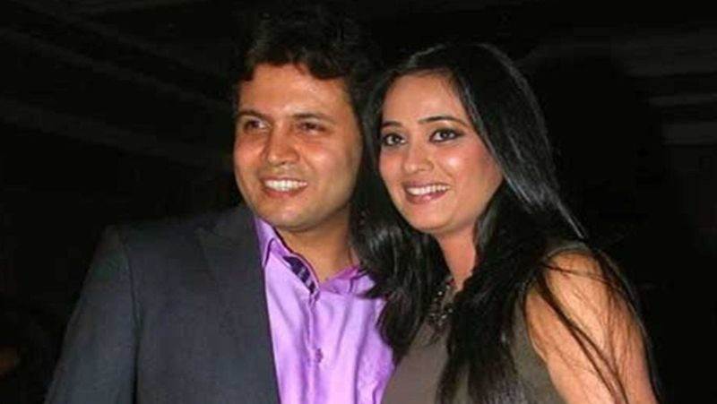 श्वेता ने तीन साल डेटिंग करने के बाद 2013 में एक्टर अभिनव कोहली से दूसरी शादी की थी। 2016 में अभिनव और श्वेता के बेटे रेयांश का जन्म हुआ। दरअसल, अगस्त, 2019 में श्वेता ने अपने दूसरे पति अभिनव कोहली के खिलाफ पुलिस में कम्प्लेन दर्ज कराई थी, जिसमें उन्होंने अभिनव पर मारपीट, प्रताड़ित करने और बेटी पलक पर हाथ उठाने की शिकायत की थी।