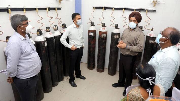 300 oxygen concentrators in corona hospitals in Chennai .. Direct inspection in Kagandeep Singh Bedi hospitals. 300 oxygen concentrators in corona hospitals in Chennai .. Direct inspection in Kagandeep Singh Bedi hospitals.