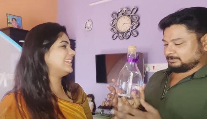 இந்நிலையில் இவர் தான் கர்ப்பமாக உள்ள தகவலை அன்னையர் தினம் அன்று கணவருக்கு கூறி, சுர்பிரைஸ் செய்த வீடியோவை வெளியிட்டு அறிவித்திருந்தார்.