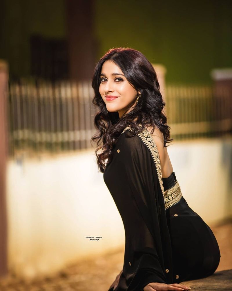 తాజాగా ఈ బ్యూటీ తన గ్లామరస్ ఫోటోలను పంచుకుంది. నెటిజన్లలో హీటు పుట్టిస్తున్న ఈ ఫోటోలు తెగ ఆకట్టుకుంటున్నాయి. సోషల్ మీడియాలో వైరల్గా మారాయి.
