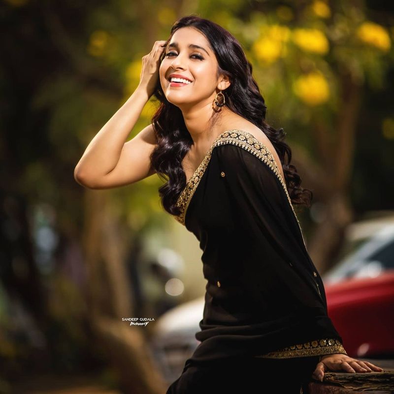 ఓ వైపు సమ్మర్ వేడితో, ఉక్కపోతతో కుర్రాళ్లంతా ఉక్కిరిబిక్కిరవుతుంటే, రష్మి దాన్ని మరింతగా పెంచేసింది. తన అందాలతో సెగలు రేపుతుంది.