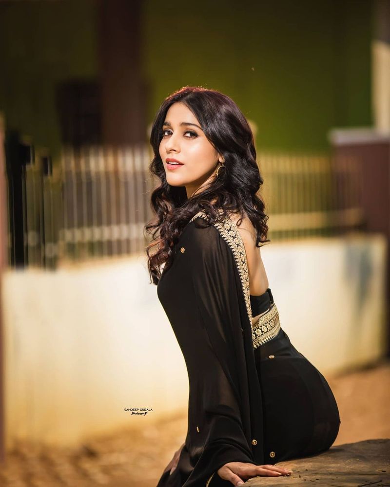 `జబర్దస్త్` షో కోసం, మరోవైపు `ఢీ` షోకోసం రష్మీ ఇలా మరింత అందంగా ముస్తాబవుతుంది. ఇలా ఫోటో షూట్కి పోజులిస్తూ ఆయా ఫోటోలను అభిమానులతో పంచుకుని వారిని ఖుషీ చేస్తుంది. కనువిందు చేస్తుంది.