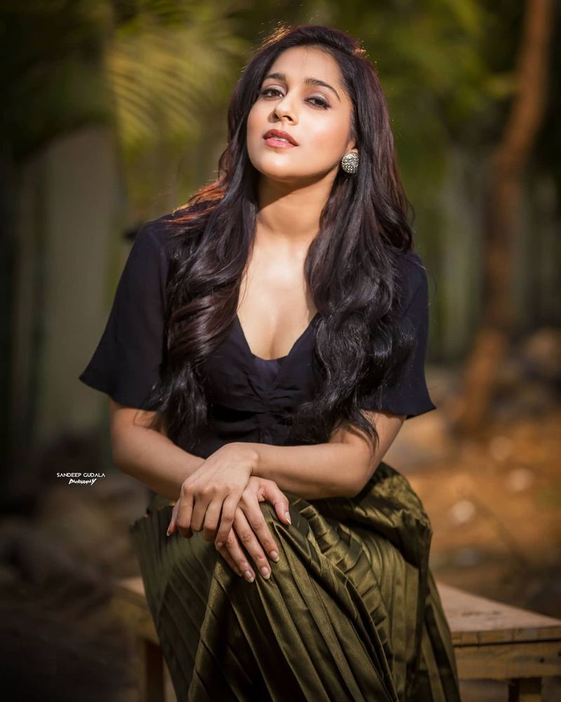 రష్మీ మరోవైపు సుడిగాలి సుధీర్తో లవ్ స్టోరీ నడిపిస్తున్న విషయం తెలిసిందే. వీరి మధ్య కెమిస్ట్రీ, రొమాన్స్ ప్రతి షోలోనూ పీక్లోకి వెళ్తుంది. అది ఆడియెన్స్ ని బాగా ఎంటర్టైన్ చేస్తుంది.
