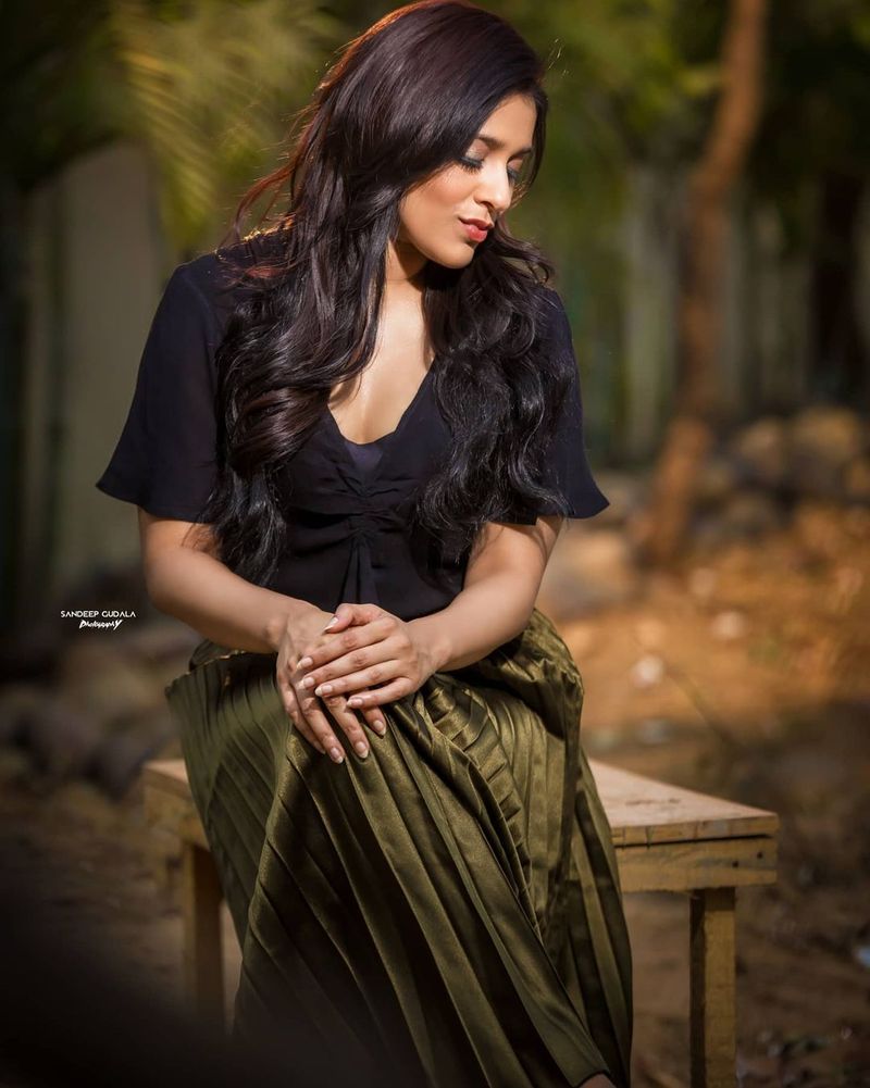 ఓ వైపు కమెడీయన్ల స్కిట్లు, మరోవైపు రష్మీ, సుధీర్ల మధ్య రొమాన్స్ ఆడియెన్స్ కి కావాల్సిన వినోదాన్ని పంచుతుంటాయి.