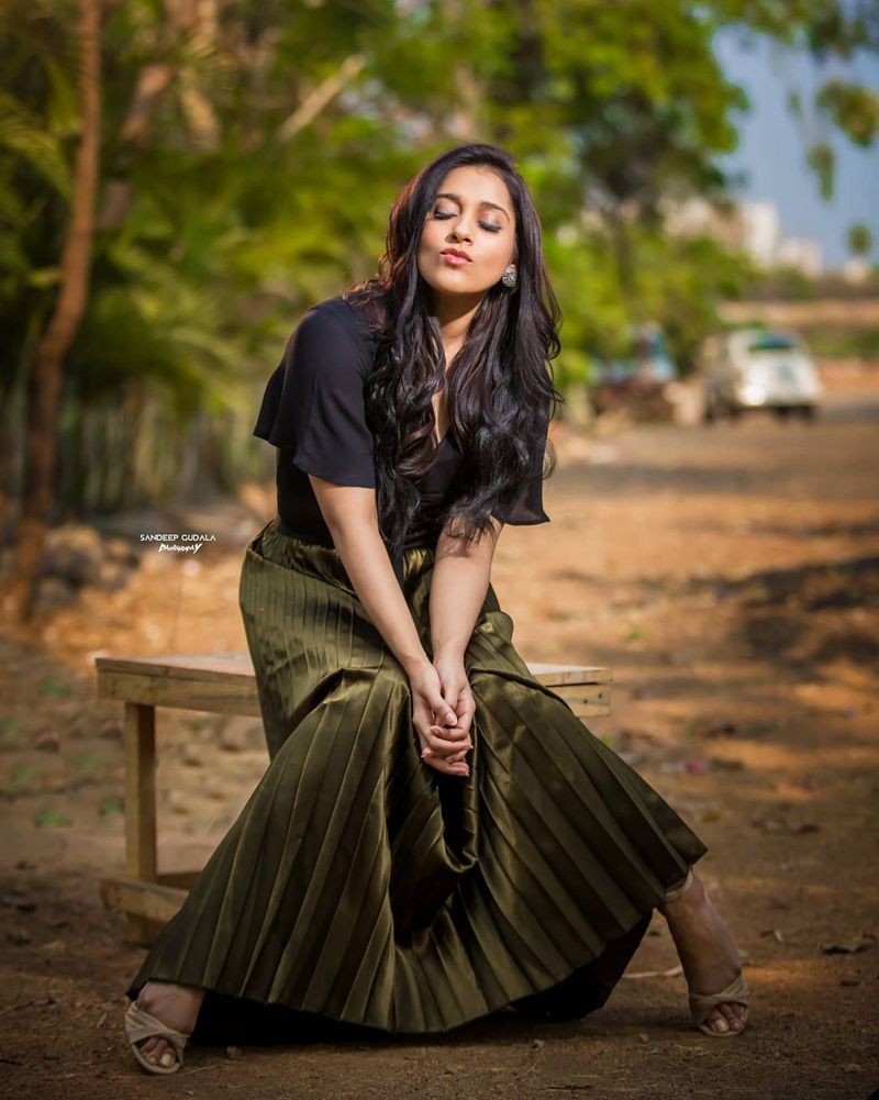 యాంకర్ రష్మీ లేటెస్ట్ ఇన్స్టాగ్రామ్ ఫోటోలు.