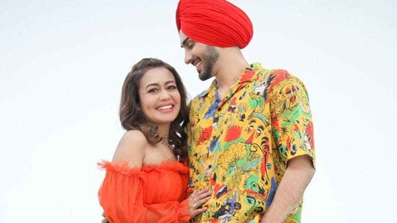 बता दें कि 25 अप्रैल को नेहा-रोहन ने शादी की 6 महीने पूरे होने पर सोशल मीडिया पर एक-दूसरे को बधाई दी थी। नेहा कक्कड़ ने फोटो शेयर कर लिखा था- हर एक दिन वो मेरा दिल जीत लेता है। वो मुझसे और भी ज्यादा प्यार करने लगता है। रोज वो कहते है कि वो मुझे उससे ज्यादा प्यार करते है, लेकिन मैं कहती हूं कि मैं उनसे प्यार करती हूं। रोहनप्रीत तुम सच में अबतक के सबसे अच्छे पति हो। मैं सच में भाग्यशाली हूं। 6 महीने शादी को पूरे होने पर शुभकामनाएं, मेरी लाइफ।