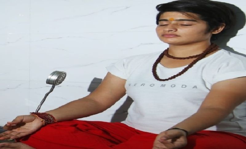 ठीक होकर शिवांगी ने बताया कि इस दौरान उन्होंने आयुर्वेद और योग के बल पर अपने आप को दुरुस्त किया है। वह शारीरिक रूप से तो बहुत कमजोर थी, लेकिन मानसिक रूप उन्होंने कभी अपने आपको ऐसा नहीं लगने दिया किया वह कोरोना संक्रमित हैं। शिवांगी ने कहा कि इस दौरान मैंने सकारात्मक सोच और हौंसले को बरकरार रखा। में घबराई नहीं, अच्छी बुक पढ़ी और योगा-कसरत करती रही। कोरोना से जुड़ी कोई भी निगेटिव खबर नहीं पढ़ी।
