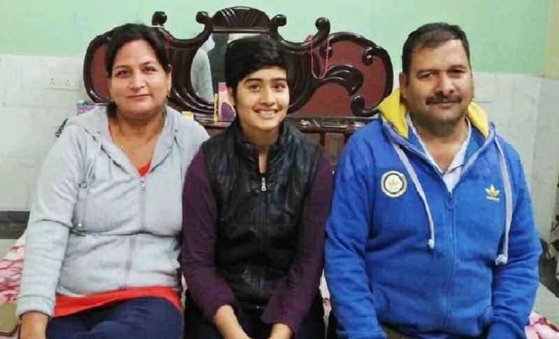 अपने माता-पिता के साथ पर्वतारोही शिवांगी पाठक।