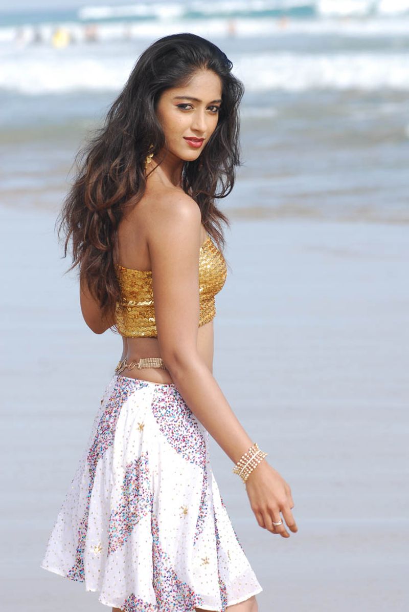 ఇలియానా సన్నజాజి నడుము సౌత్ మొత్తంలోనే పాపులర్. కవి వర్ణించాల్సి వస్తే, ఇలియానా నడుమునే రిఫరెన్స్ గా తీసుకుంటాడేమో. నది వొంపులన్నీ ఇలియానా నడుములోనే ఉన్నాయన్నో దర్శకుడు.