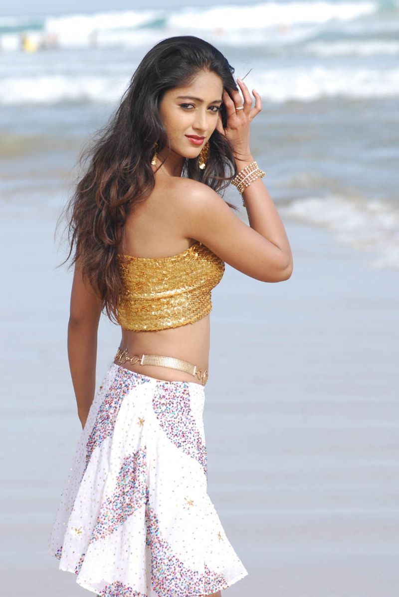 తాజాగా ఈ గోవా బ్యూటీని చూస్తే నిజమే అనిపించక మానదు. సముద్ర తీరంలో, పొట్టిదుస్తుల్లో కుర్రాళ్లకి మతిపోగొడుతుంది. తన నాభి అందాల విందుని వడ్డించేసింది ఇలియానా.