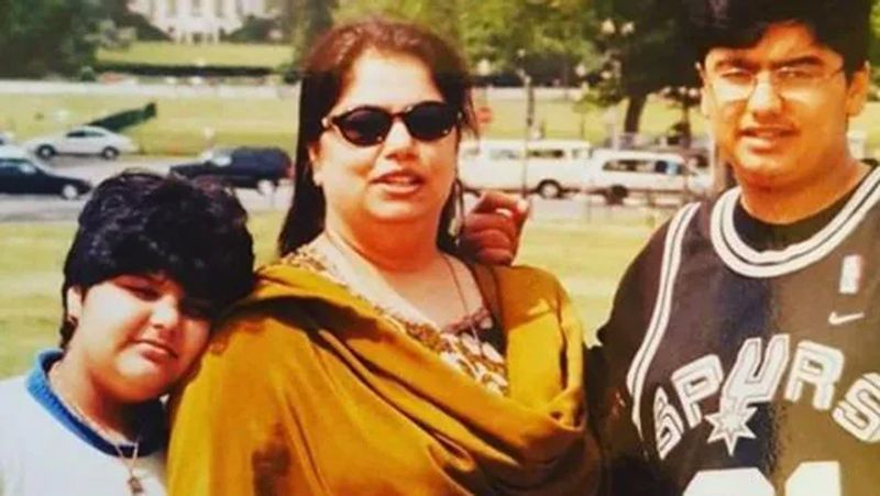 इसी साल 3 जनवरी को मां के बर्थडे पर अर्जुन कपूर ने एक वीडियो शेयर किया था। वीडियो में अर्जुन कपूर कहते हैं- आज मेरी मां का बर्थडे है और अगर आज वो होतीं, तो हमारे साथ इस दिन को सेलिब्रेट करते हुए बहुत खुश रहतीं। वो इस बात का ध्यान रखतीं कि हम सब साथ हैं और खुश हैं। लेकिन हम सब किस्मत के हाथों मजबूर हैं।
