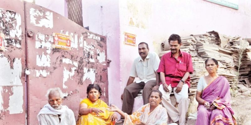 సోనూ సూద్ మాదిరిగా వీరంతా రంగంలోకి దిగి, అంటే ప్రత్యక్షంగా రోడ్డుపైకి రావాల్సిన అవసరం లేదు. తమకి ఉన్న నెట్ వర్క్ ద్వారా ఆక్సిజన్ అందించి, బెడ్స్ అందించి, వెంటిలేటర్స్ అందించి ఎంతో మంది ప్రాణాలు కాపాడవచ్చు. కోట్లకు కోట్లు సంపాదించి, ఒక్కో సినిమాకి 20 నుంచి వంద కోట్లు పారితోషికం తీసుకుంటున్న ఈ తారలు కనీసం అందులో కనీసం ఐదుశాతం లోపైనా ఇలాంటి కఠిన సమయంలో ప్రజల కోసం, వారి అభిమానుల కోసం ఖర్చుపెట్టడంలో తప్పులేదని నెటిజన్లు అంటున్నారు. ఆపదలో ఉన్నప్పుడు వారిని ఆదుకోవడం కచ్చితంగా అభిమానింప బడే వారికి సామాజిక బాధ్యత అవుతుందంటున్నారు.