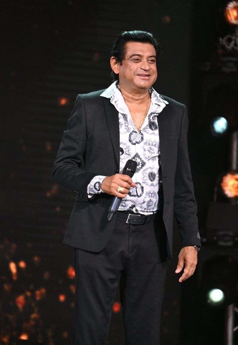 In the last week's episode, the contestant and judges paid tribute to legendary singer Kishore Kumar. They sang 100 songs of the singer over two episodes, and the makers invited his son and singer-composer Amit Kumar as a special guest.
