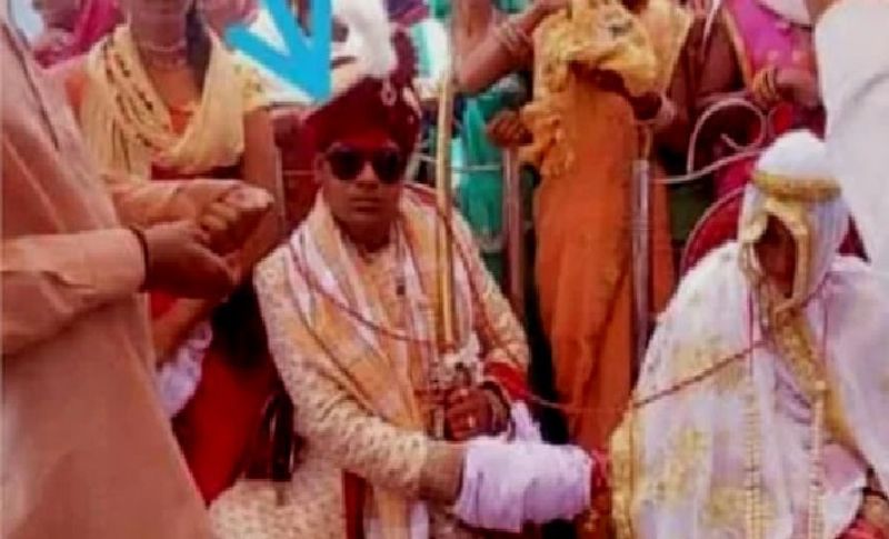 ऐसी ही एक दुखद घटना राजस्थान के ही डूंगरपुर जिले में 25 अप्रैल को घटी थी। जहां गांव रातड़िया की रहने वाली लक्ष्मी की शादी रूपलाल के साथ हुई थी। दो दिन बाद ही दूल्हे की अचानक तबीयत खराब हो गई। सांस लेने में तकलीफ होने के बाद कोरोना जांच करवाई तो वह पॉजिटिव निकला। होम आइसोलेशन के दौरान शादी के 9 दिन बाद ही रूपलाल की मौत हो गई।

