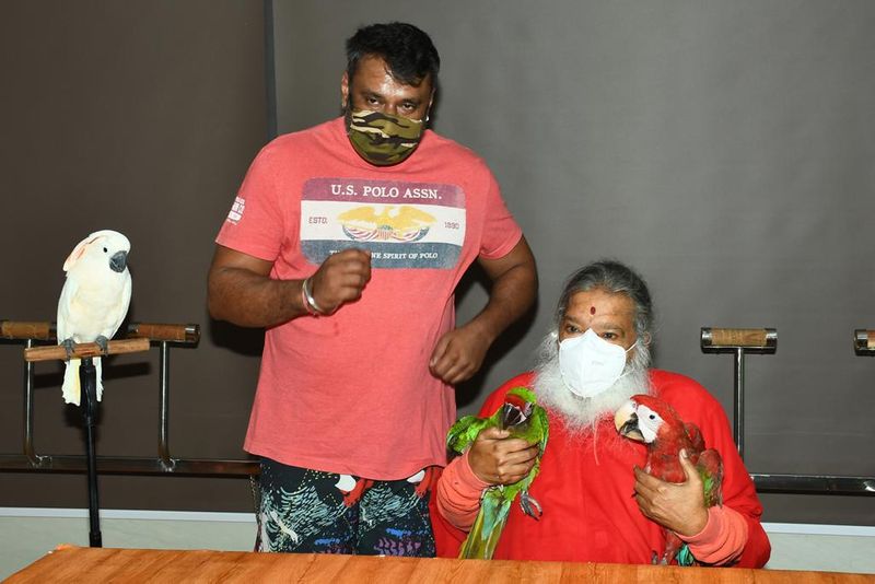 ದರ್ಶನ್ಗೆ ಪ್ರಾಣಿ-ಪಕ್ಷಗಳೆಂದರೆ ತುಂಬಾನೇ ಇಷ್ಟ.