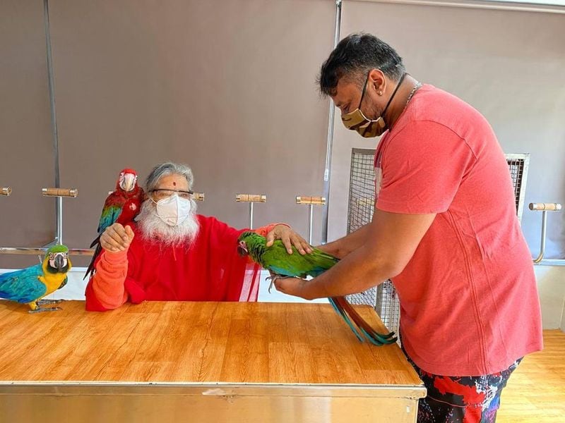 ಬಿಡುವಿನ ಸಮಯದಲ್ಲಿ ತಮ್ಮ ತೋಟದ ಪ್ರಾಣಿಗಳ ಜೊತೆ ಸಮಯ ಕಳೆಯುತ್ತಾರೆ, ಇಲ್ಲವಾದರೆ ಅರಣ್ಯಕ್ಕೆ ಭೇಟಿ ನೀಡುತ್ತಾರೆ.
