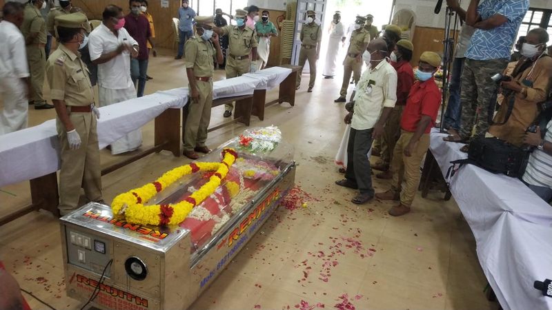ഭൂവുടമകളിൽ നിന്ന് എടുത്ത മിച്ചഭൂമി ഭൂരഹിതരായ ദരിദ്രർക്ക് വിതരണം ചെയ്യുന്നതിനും വ്യവസ്ഥകളുണ്ടായിരുന്നു. കുടികിടപ്പ് കാരെയും കുടിയാന്മാരെയും ഭൂമിയുടെ അവകാശികളാക്കാനുള്ള ശ്രമത്തിനൊടുവില്, മതവും രാഷ്ട്രീയവും കൂട്ടിക്കലര്ത്തിയ 'വിമോചന സമരം' ആദ്യ കമ്മ്യൂണിസ്റ്റ് സര്ക്കാറിനെ താഴെയിറക്കി.