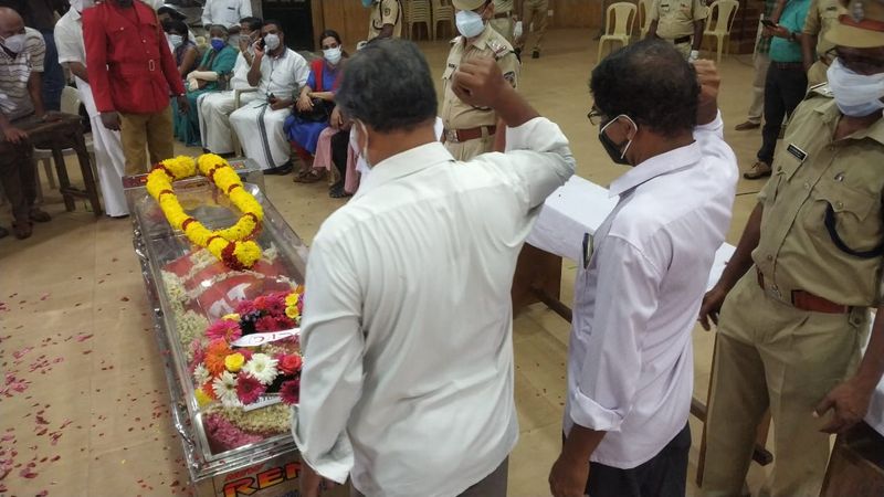 അതിനിടെ, ആശയപോരാട്ടത്തില് ഇന്ത്യന് കമ്മ്യൂണിസ്റ്റ് പാര്ട്ടി 1964 ല് രണ്ട് വഴി പിരിഞ്ഞപ്പോള്, രണ്ട് പക്ഷത്തായി പോയ ആ ദാമ്പത്യവും അവസാനിച്ചു. മാതൃസംഘടനയില് കെ വി തോമസ് ഉറച്ച് നിന്നു. എന്നാല്, കൂടുതല് ജനകീയ നേതാക്കളുണ്ടായിരുന്ന കമ്മ്യൂണിസ്റ്റ് പാര്ട്ടി ഓഫ് ഇന്ത്യ (മാര്ക്സിസ്റ്റ്) എന്ന പുതിയ പാര്ട്ടിക്കൊപ്പമായിരുന്നു കെ ആര് ഗൗരി.