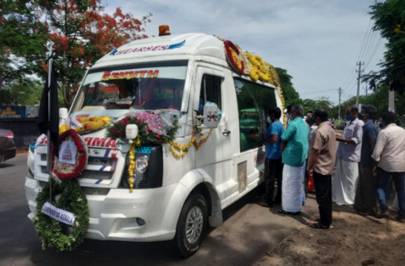 യഥാസമയം സമഗ്ര കാർഷിക ബന്ധ ബിൽ തയ്യാറാക്കി പൈലറ്റ് ചെയ്തത് വക്കീല് കൂടിയായിരുന്ന വന്യൂ മന്ത്രി കെ.ആർ. ഗൗരിയായിരുന്നു. ഭൂമിയുടെ ഉടമസ്ഥാവകാശം കുടിയാന്മാർക്ക് നൽകാനും ഭൂവുടമയ്ക്ക് കൈവശമുള്ള സ്ഥലത്തിന് പരിധി നിശ്ചയിക്കാനുമാണ് ബില്ലില് നിര്ദ്ദേശിച്ചിരുന്നത്.
