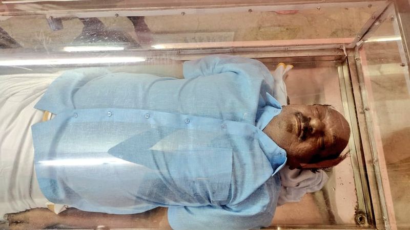 மேலும் பாண்டியன் ஸ்டோர் சீரியல் பிரபலங்கள், இவருடன் நடித்த நடிகர்கள், ரசிகர்கள் என பலரும் தங்களுடைய இரங்கலை தெரிவித்து வருகிறார்கள் என்பது குறிப்பிடத்தக்கது. 