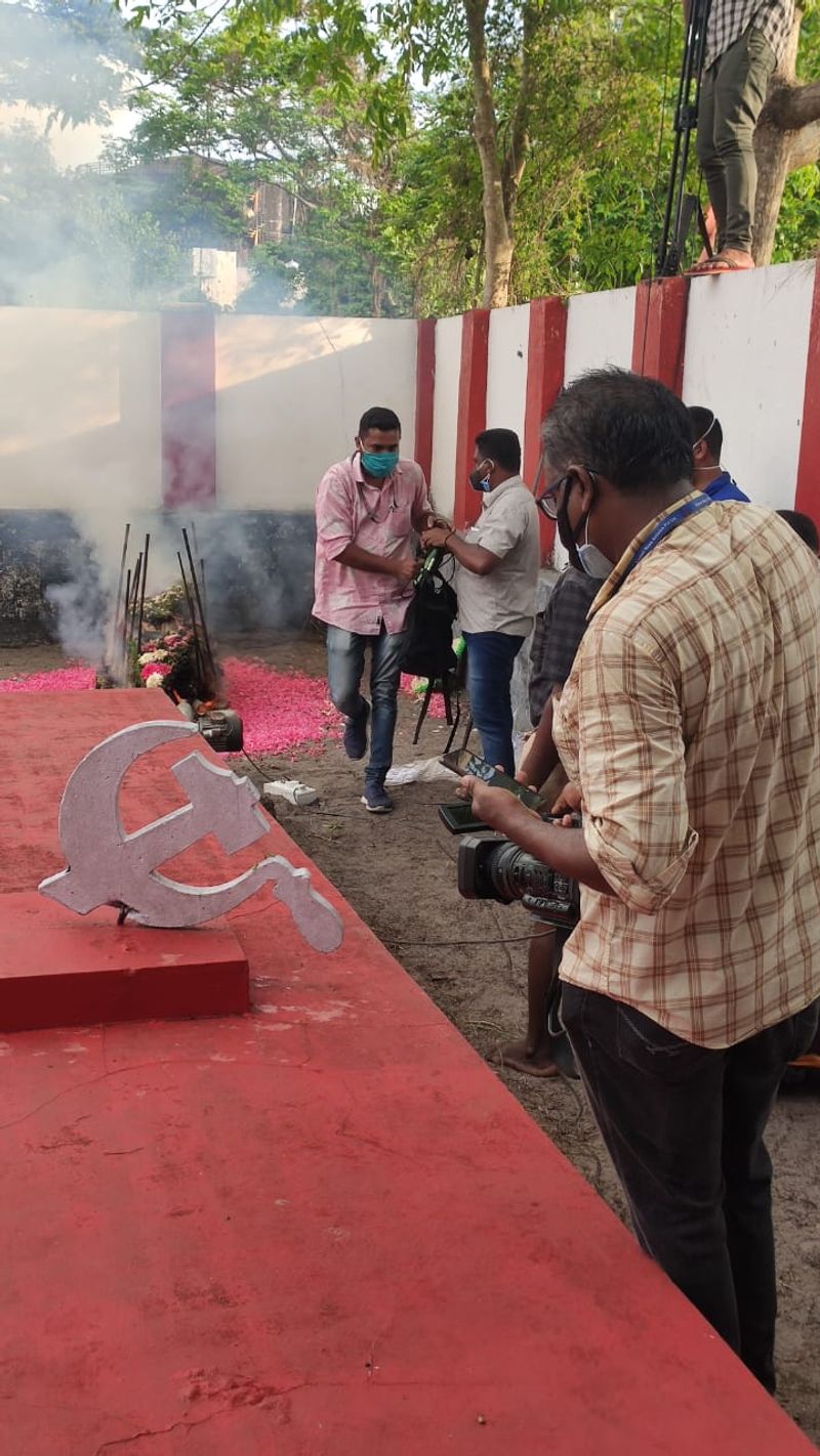 പക്ഷേ, തെരഞ്ഞെടുപ്പ് വിജയത്തിന് ശേഷം കെ ആര് ഗൗരിയുടെ 'മുന്കോപം' ഉയര്ത്തിക്കാട്ടിയ പാര്ട്ടി ഗൗരിക്ക് മുഖ്യമന്ത്രി സ്ഥാനം നിഷേധിച്ചു. കെ ആര് ഗൗരിക്ക് ഒരു മുന്നണിയെന്ന നിലയില് ഇടത് മുന്നണി സംവിധാനത്തെ മുന്നോട്ട് കൊണ്ടുപോകാന് കഴിയില്ലെന്നായിരുന്നു പാര്ട്ടിയുടെ കണ്ടെത്തല്.