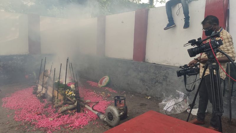 പിന്നീട്, ഇടത് മുന്നണിയിലേക്ക് തിരിച്ച് വന്നെങ്കിലും ഒരുവേള മുന്നണിയിലെ പാര്ട്ടി എന്ന നിലയില് 2011 ലെ തെരഞ്ഞെടുപ്പില് ഒരു സീറ്റ് പോലും നല്കാതെ സിപിഎം കെ ആര് ഗൗരിയുടെ പാര്ട്ടിയായ ജാനാധിപത്യ സംരക്ഷക സമിതി എന്ന ജെഎസ്എസിനെ നിഷ്കരുണം തള്ളിക്കളഞ്ഞു.
