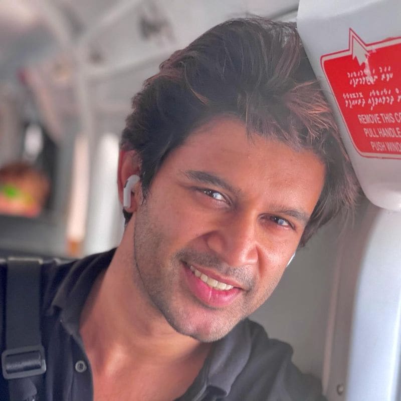 ఫైనల్ లో అఖిల్ తో పోటీపడి బిగ్ బాస్ సీజన్ 4 టైటిల్ ఎగరేసుకుపోయాడు. బిగ్ బాస్ టైటిల్ దక్కించుకోవడం ద్వారా అభిజీత్ కెరీర్ రేసు గుర్రంలా పరిగెడుతుందని చాలా మంది భావించారు. అయితే అనూహ్యంగా అభిజీత్ కి అనుకున్నంత స్థాయిలో ఆఫర్స్ రాలేదు.