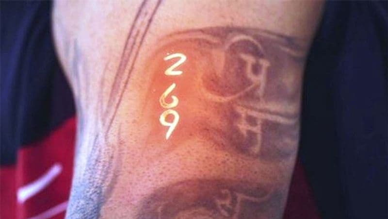 ‘269' टैटू
यह उनके बाएं हाथ पर टेस्ट कैप नंबर है। कोहली ने जून 2011 में किंग्स्टन में वेस्टइंडीज के खिलाफ टेस्ट अपना टेस्ट डेब्यू किया था। इन टैटूओं के बारे में कोहली बताते हैं कि 'ये संख्या हमेशा मेरे पास रहेगी क्योंकि जब आप इन नंबरों के सामने से 200 साल बाद चार्ट देखेंगे, तो मेरा नाम होगा।'