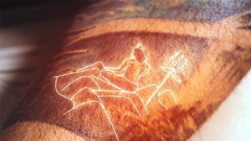 भगवान शिव का टैटू
विराट कोहली भगवान शिव के बहुत बड़े भक्त हैं। इसलिए उनके बाएं हाथ में भगवान शिव का टैटू भी है। इसमें कैलाश पर्वत पर भगवान शिव को ध्यान करते हुए दिखाया गया है।
