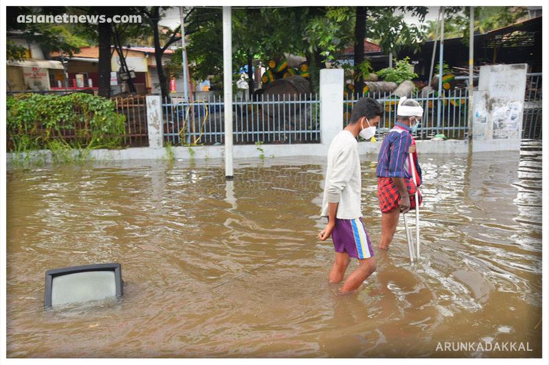 രാവിലെ വീട്ടിന് മുന്നില് വച്ചിരുന്ന ബക്കറ്റ്, ശക്തമായ മഴയില് ഒലിച്ച് പോകുന്നത് കണ്ട് എടുക്കാനായി ഇറങ്ങിയതായിരുന്നു അദ്ദേഹം. ബക്കറ്റ് തിരികെ കിട്ടിയെങ്കിലും വെള്ളക്കെട്ടില് മറഞ്ഞിരുന്ന കുഴിയിലേക്ക് അദ്ദേഹം ബാലന്സ് തെറ്റി വീഴുകയായിരുന്നു. അടുത്തകാലത്തൊന്നും ഇതുപൊലൊരു വെള്ളക്കെട്ട് ഇവിടെ ഉണ്ടായിട്ടിലെന്ന് പറഞ്ഞ് കൊണ്ട് അദ്ദേഹം വീട്ടിലേക്ക് നടന്ന് നീങ്ങി.'കൊവിഡ് മഹാമാരിയുടെ രണ്ടാം വരവിന്റെ ഈ കാലത്ത്, എല്ലാവരും മാസ്ക് ധരിച്ചും സാനിറ്റൈസ് ചെയ്തും സാമൂഹ്യ അകലം പാലിച്ചും വാക്സിന് എടുത്തും പ്രതിരോധത്തിന് തയ്യാറാവണമെന്ന് ഏഷ്യാനെറ്റ് ന്യൂസ് അഭ്യര്ത്ഥിക്കുന്നു. ഒന്നിച്ച് നിന്നാല് നമുക്കീ മഹാമാരിയെ തോല്പ്പിക്കാനാവും.' #BreakTheChain #ANCares #IndiaFightsCorona