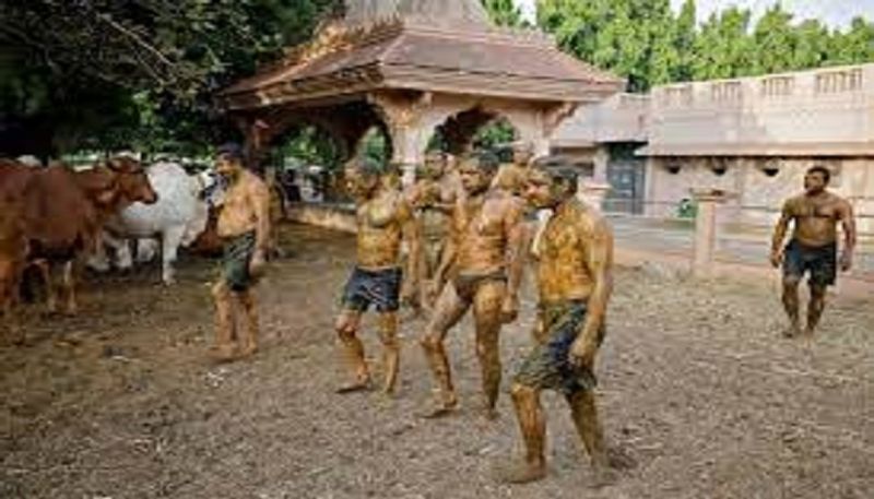 పేడ అనేది శరీరం విసర్జించిన వ్యర్థం. ఇది మరో శరీరాన్ని బలోపేతం చేసి కోవిడ్ ఇన్ఫెక్షన్ నుంచి రక్షణ ఇవ్వలేదు. పేద చికిత్సలో శాస్త్రీయత ఏమీ లేదు. ప్రజలు ఇలాంటి చికిత్సల జోలికి వెళ్లకుండా వైద్యులను సంప్రదించాలి. అని భారతీయ వైద్య మండలి మహిళా విభాగం చైర్ పర్సన్ డాక్టర్ మోనా దేశాయ్ చెప్పారు.