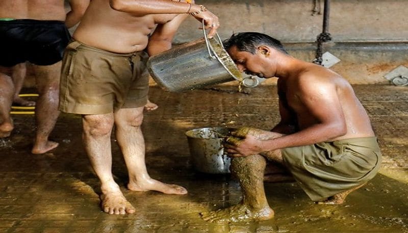 దీనిపై గుజరాత్ వైద్యులు పెదవి విరుస్తున్నారు. ఆవు పేడ, మూత్రంతో చికిత్స ఎంతవరకు పనిచేస్తుందో... దీని ద్వారా కోవిడ్ కు వ్యతిరేకంగా రోగనిరోధక శక్తి పెరుగుతుందని ఏ శాస్త్రీయ పరిశోధనలో వెల్లడైందో.. ఎవరికీ తెలియదు. దీనివల్ల ఇతర ఇన్ఫెక్షన్ల ప్రమాదం ఉంటుంది. అని ఇండియన్ ఇన్స్టిట్యూట్ ఆఫ్ పబ్లిక్ హెల్త్ డైరెక్టర్ డాక్టర్ దిలీప్ మావ్ లంకర్ పేర్కొన్నారు.