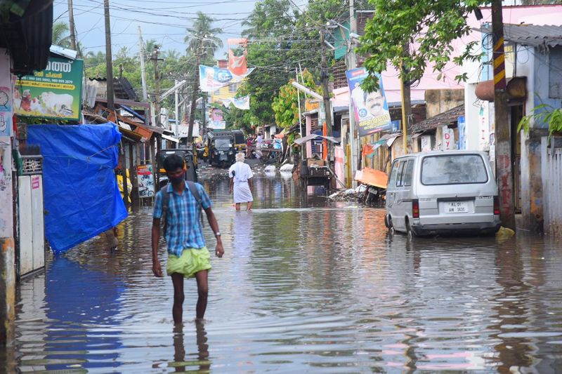 തെക്കൻ കേരളത്തിൽ തീരമേഖലയിലാകെ ശക്തമായ മഴയായിരുന്നു. ന്യൂനമർദ്ദത്തിന് മുന്നോടിയായാണ് ഇപ്പോള് മഴ കനക്കുന്നതെന്നാണ് കാലാവസ്ഥാ കേന്ദ്രം അവകാശപ്പെടുന്നത്.