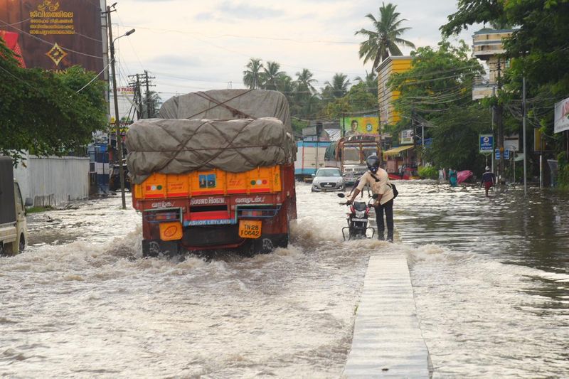 തിരുവനന്തപുരം നഗരത്തിൽ ഇന്നലെ വൈകീട്ട് ഏഴ് മണി മുതലുള്ള 4 മണിക്കൂറിനുള്ളിൽ തന്നെ 128 മില്ലി മീറ്റർ മഴ രേഖപ്പെടുത്തി. നെയ്യാറ്റിൻകര മേഖലയിലാകട്ടെ 127 മില്ലിമീറ്ററാണ് ഈ സമയത്ത് രേഖപ്പെടുത്തിയത്.